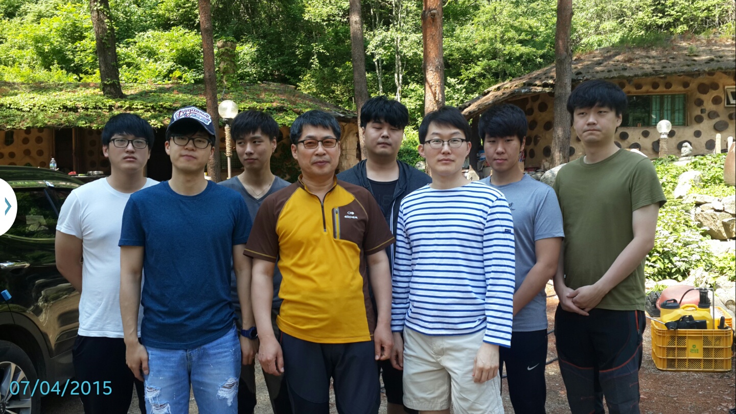 팬션앞 단체사진.jpg